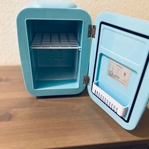 Multifunctional mini fridge (cooling and warming)